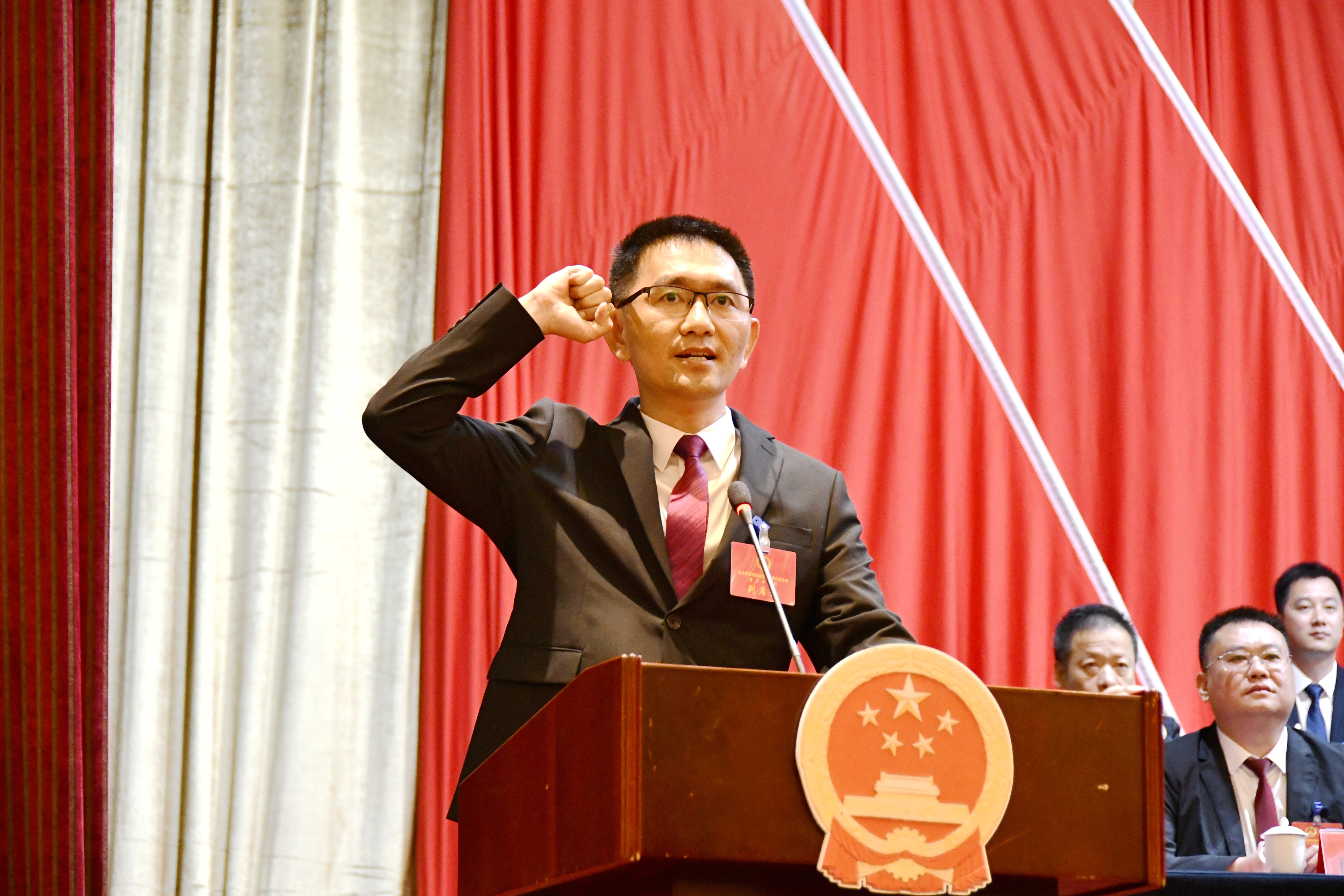 秀屿区五届人大六次会议举行第二次全体会议 朱建阳当选秀屿区人民政府区长 黄新亮当选秀屿区监察委员会主任